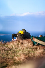 beautiful view of the path on the cliffs Ireland, unrecognizable people sitting and standing. cielo nublado, lluvia y niebla.