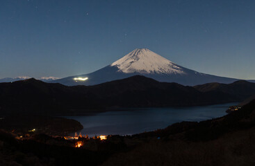 箱根大観山から月光に照らされた富士山