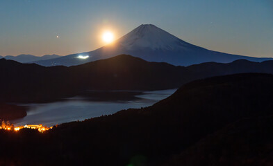箱根大観山から月光に照らされた富士山