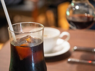 サイフォンで淹れたホットコーヒー。カフェでリラックスタイム。