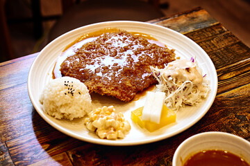 등심 돈까스가 식탁 위에 놓여 있는 모습