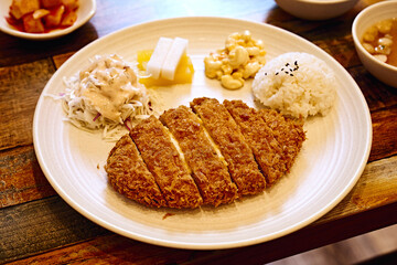 치즈돈까스가 식탁 위에 맛있게 놓여 있는 모습