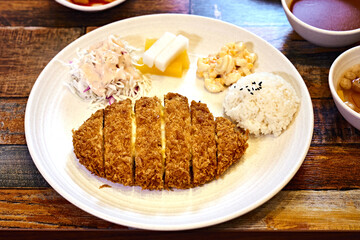 치즈돈까스가 식탁 위에 맛있게 놓여 있는 모습