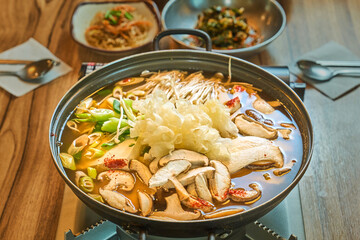 버섯 두부 전골을 맛있게 끓이고 있는 모습