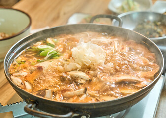 버섯 두부 전골을 맛있게 끓이고 있는 모습