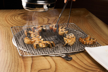 화로에서 장어를 맛있게 굽고 있는 모습