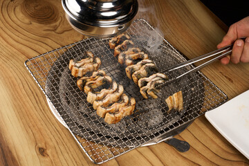 불판에 장어구이를 맛있게 굽고 있는 모습