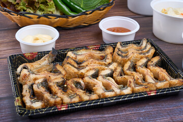 화로에서 장어를 맛있게 굽고 있는 모습