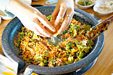 후식 볶음밥을 계란을 넣고 맛있게 요리하는 모습