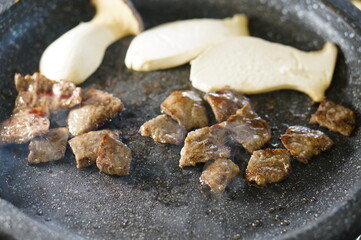 불판 위에서 소고기를 맛있게 굽고 있는 모습