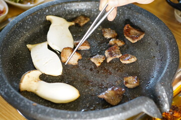 불판 위에서 소고기를 맛있게 굽고 있는 모습
