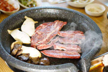 불판 위에서 소고기를 맛있게 굽고 있는 모습