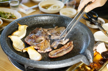불판 위에서 소고기를 맛있게 굽고 있는 모습