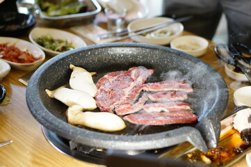 불판 위에서 소고기를 맛있게 굽고 있는 모습