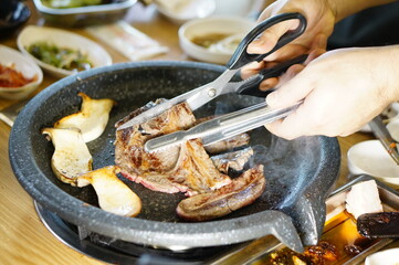 불판 위에서 삼겹살을 맛있게 굽고 있는 모습