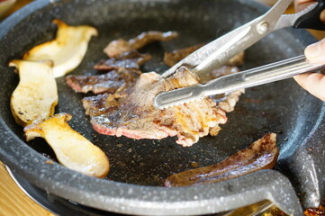 불판 위에서 삼겹살을 맛있게 굽고 있는 모습