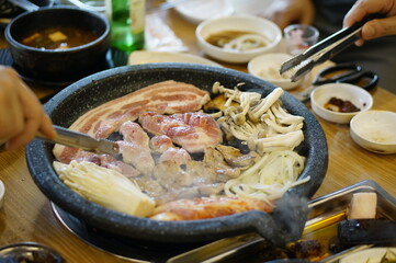 불판 위에서 삼겹살을 맛있게 굽고 있는 모습