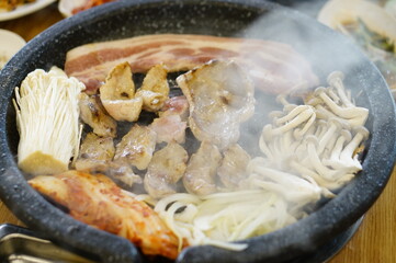 불판 위에서 삼겹살을 맛있게 굽고 있는 모습