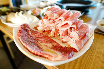 식탁 위에 놓여있는 소고기 우상겹 채끝살 등심의 모습