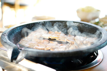 불판 위에서 삼겹살을 맛있게 굽고 있는 모습