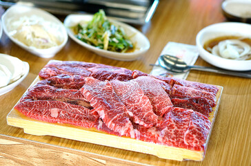 식탁 위에 놓여있는 소고기 채끝살 등심의 모습