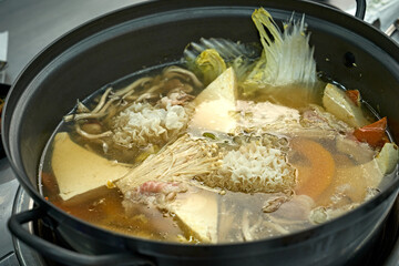 만두 전골을 맛있게 끊이고 있는 모습