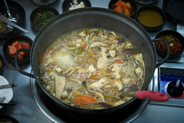 만두 전골을 맛있게 끊이고 있는 모습
