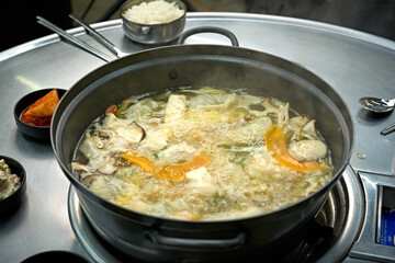 만두 전골을 맛있게 끊이고 있는 모습