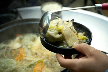 만두 전골을 맛있게 끊이고 있는 모습