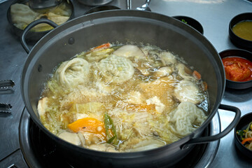 만두 전골을 맛있게 끊이고 있는 모습
