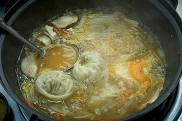 만두 전골을 맛있게 끊이고 있는 모습