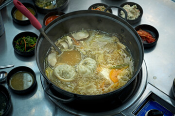 만두 전골을 맛있게 끊이고 있는 모습