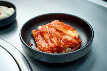 식탁 위에 김치가 놓여 있는 모습