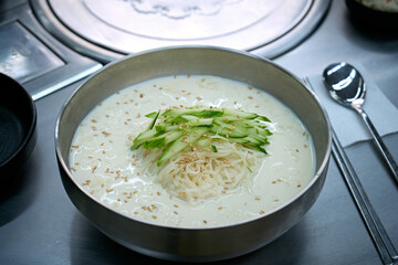 식탁 위에 콩국수가 놓여 있는 모습