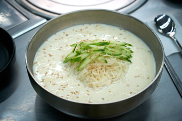 식탁 위에 콩국수가 놓여 있는 모습