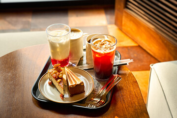 테이블에 커피와 케이크가 놓여 있는 모습