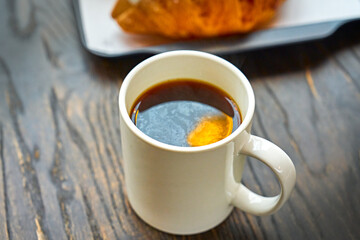 따뜻한 아메리카노 커피가 식탁 위에 놓여 있는 모습