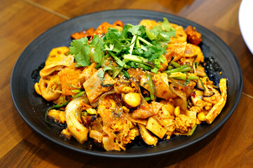 식탁 위에 있는 마라상궈를 클로즈업한 모습