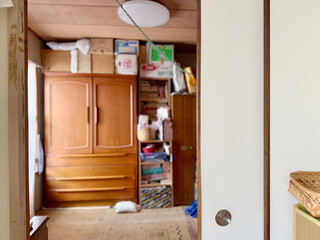 ふすまを開けた先のタンスのある部屋