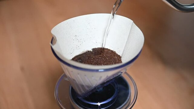 ドリップ専用ケトルでコーヒーをドリップする