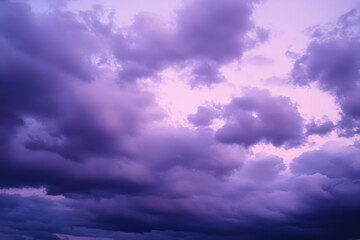 Obraz premium Purple Cloudscape Dominates the Evening Sky with a Soft, Dreamlike Atmosphere