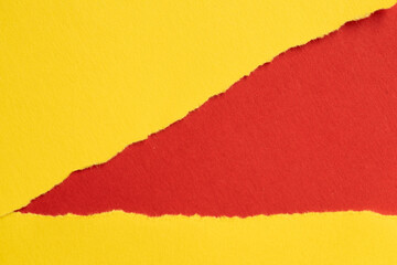 破れた黄色い紙に赤背景