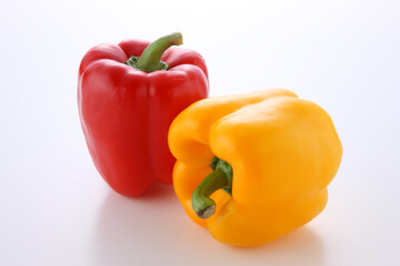 パプリカ2つ　白バック