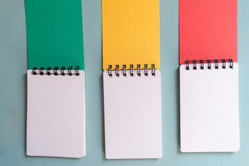 並んでいるカラフルなメモ帳