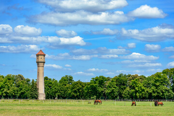 Weithin sichtbare Landmarke: der expressionistisch gestaltete 40 Meter hohe Wasserturm des...