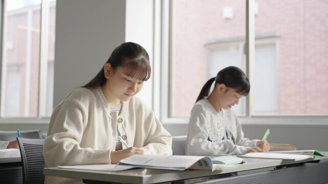 勉強する学生