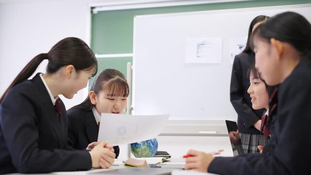 グループワークをする学生