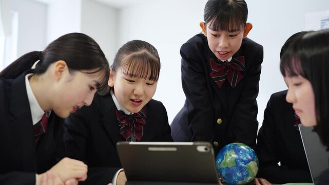 グループワークをする学生