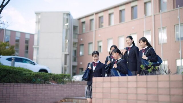 友達と下校する学生