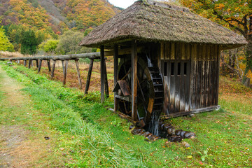 茅葺屋根の水車小屋